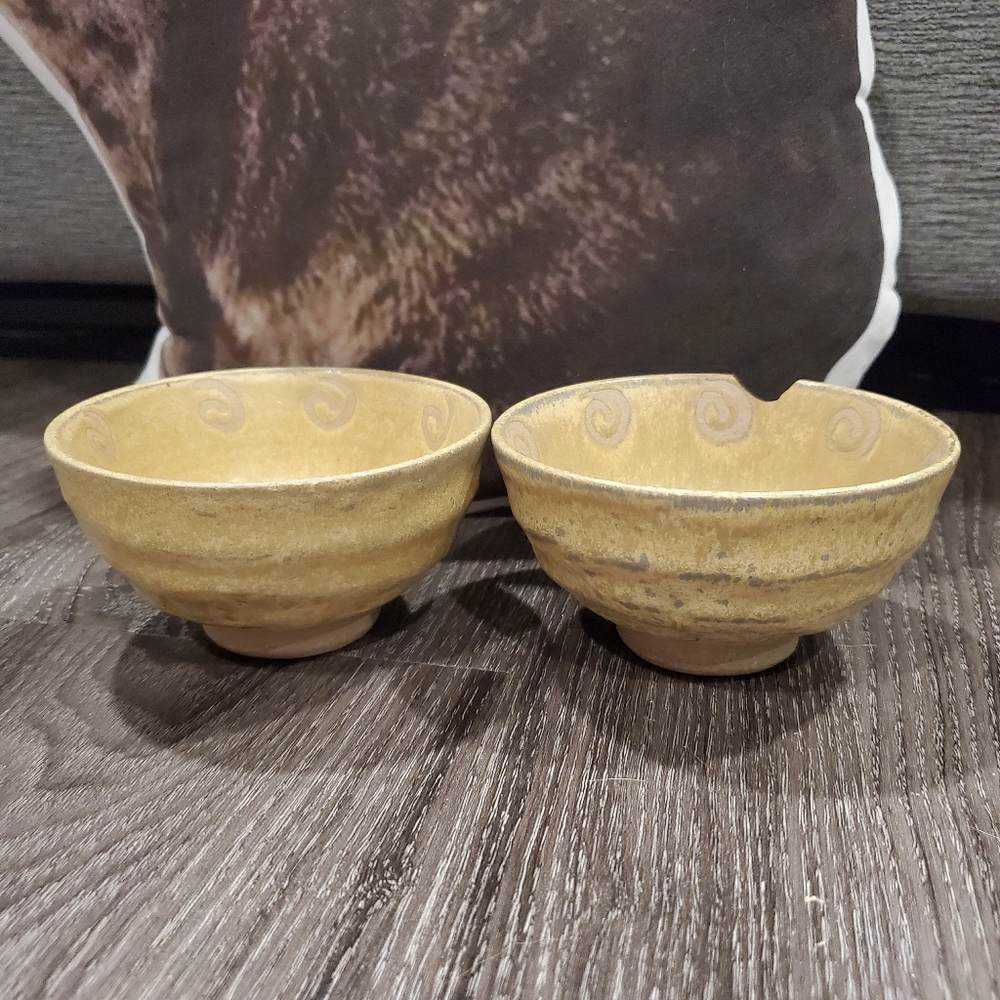 10/$30   🥣  Set of two small ceramic bowls from Japan!